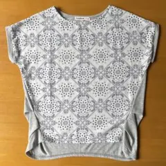 Cutie Blonde ペイズリー柄 半袖Tシャツ グレーのサムネイル