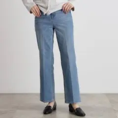 美品　グローブ　センタープレス入りソフトフレアーデニムパンツ　ブルー　Mのサムネイル