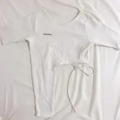Chico テレコリブアシンメトリーサイドベルトT クロップド丈 ホワイト