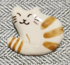 陶器ピンバッチ　茶トラ猫　☆猫のチャームのおまけ付き