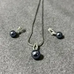 Swarovski ネックレス＆ピアスセット（ダークブルーパール＆クリスタル)
