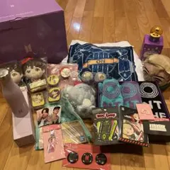 TWICE モモ　ファンバッチ他グッズセット TWICE モモ ファンバッチ他グッズセット - メルカリ