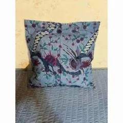 鶴と花の刺繍クッションカバー