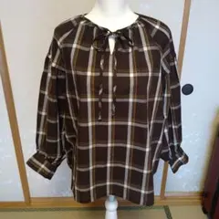 DRESKIP.ブラウン系チェックリボン付きシャツ