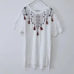 Stradivarius 刺繍入り　タッセル付き　半袖Tシャツ　ホワイト　M