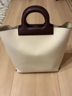 アイボリーとブラウンのバッグ