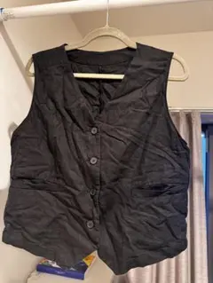 黒いノースリーブベスト