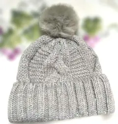 H&M グレー ニット帽 ポンポン付き　ケーブル編み
