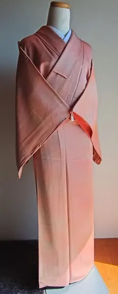 色無地 着物 サーモンピンク 落款 袷 正絹 裄丈63cm 26H1 - メルカリ