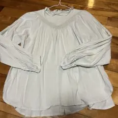 淡いグリーンの長袖シャツ