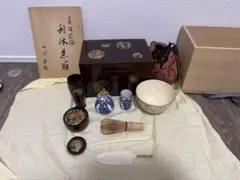 【共箱】一心斎作 溜塗 花丸蒔絵 利休茶箱 茶道具一式 共箱】一心斎作 溜塗 花丸蒔絵 利休茶箱 茶道具一式 - メルカリ