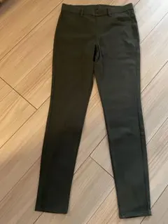 ダークグリーン スキニーパンツ UNIQLOパンツストレッチレディース