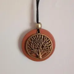 最終お値下げしました！ツリーモチーフのレザーペンダント