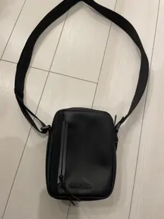 TOMMY HILFIGER ブラック ショルダーバッグ