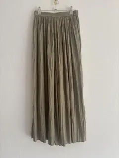 カーキのプリーツパンツ