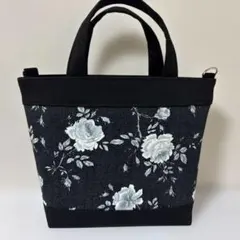 ハンドメイド　トートバッグ　切り替え　薔薇の柄　 北欧風　デニム黒