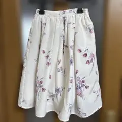 An MILEE フレアスカート ふんわりスカート　白地に紫の花柄　Sサイズのサムネイル