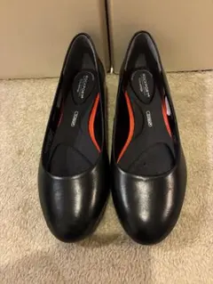 美品ROCKPORT ラウンドトゥ パンプス ブラック22 waterproofのサムネイル