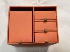 オレンジ色の箱収納入れ