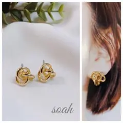 229＊３連ツイストゴールドピアス 小ぶり