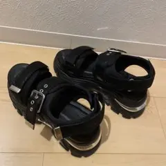 ブラック ストラップ付き厚底サンダル