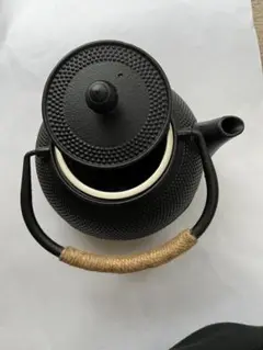 黒い鋳鉄製急須 麻ハンドル付き
