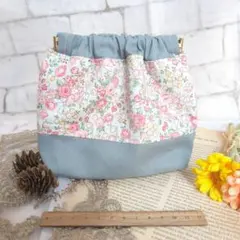 マ*キ様 大人可愛い花柄のバネ口ポーチ　くすみブルー