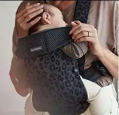 美品BABYBJÖRN ベビーキャリアMINI 抱っこ紐 ブラック　レオパード