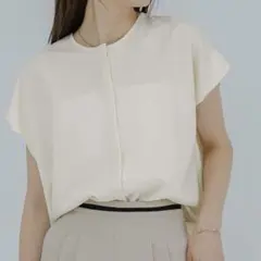 ur's ユアーズ　フレンチスリーブショルダータックノーカラーブラウス　ホワイト