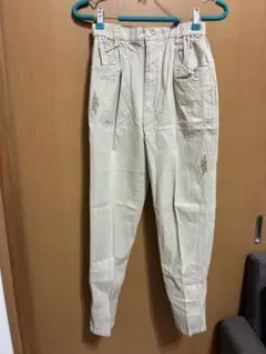 新品麻混刺繍入りベージュテーパードパンツ