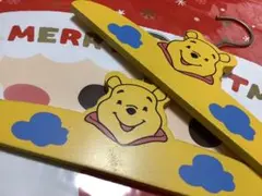 【当時物レトロ】くまのプーさん木製ハンガー2セット　幸せカラーイエローハンガーのサムネイル