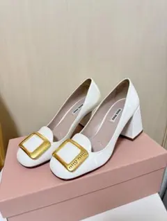 MIU MIU ミュウミュウ ロゴバックル パテントレザーパンプスのサムネイル