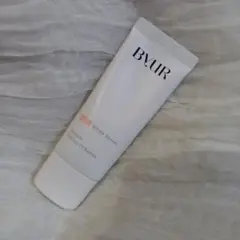 バイユア セラムフィットヴェールデイUVエッセンス