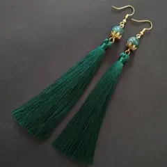 ダークグリーン　タッセルピアス　染めアゲート