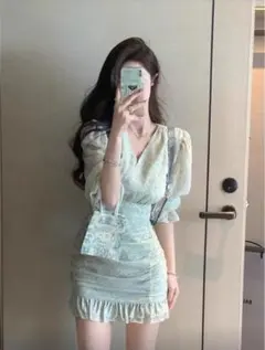 水色の花柄長袖ミニワンピース