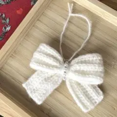 バッグチャーム　冬　白　リボン　パール　手編み　ふわふわ　編み物　毛糸