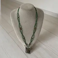 緑色と金色の七宝焼きビーズネックレス