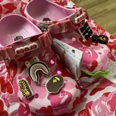 A BATHING APE x Crocs サボサンダル ピンクカモ 23cmのサムネイル