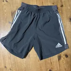 adidas グレー　ショートパンツ