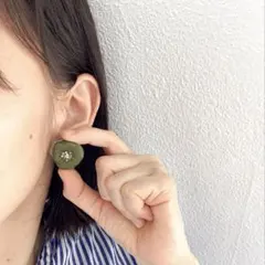 刺繍ピアス　ビーズピアス 花柄ピアス　グリーン　緑　カーキグリーン