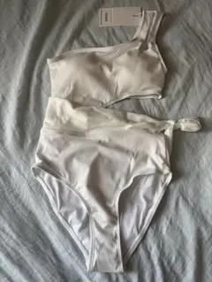 ホワイト ワンショルダー水着のサムネイル