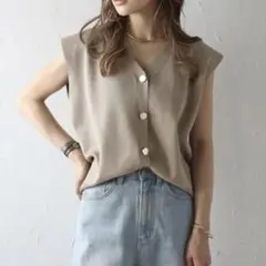 Bonjour sagan ゴールド釦ボクシーニットベスト　BEベージュ