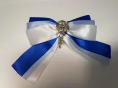 青と白の装飾付きバレッタ