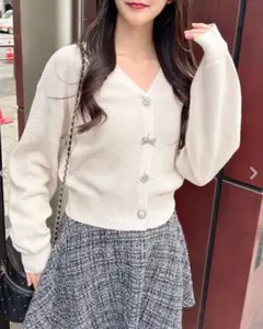 新品INGNI薄ベージュ色ショートVネックいろいろ装飾ボタン畦ニットカーディガン