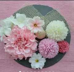 ピーチピンクダリアに白とラベンダーのピンポンマムとジニアの髪飾り