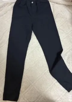 GU スリムフィット 黒パンツ 無地
