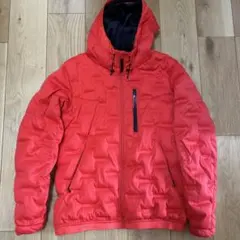 赤いフード付きダウンジャケット