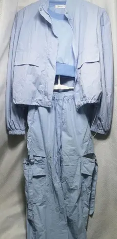 クロップドトップスブルゾンカットアウトカーゴパンツ3点セットアップ　ライトブルー