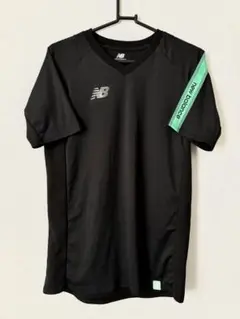 New Balance ブラック Vネックシャツ