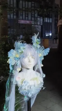 ロングウィッグ 水色 パステルカラー 蝶々・花・羽装飾 コスプレ